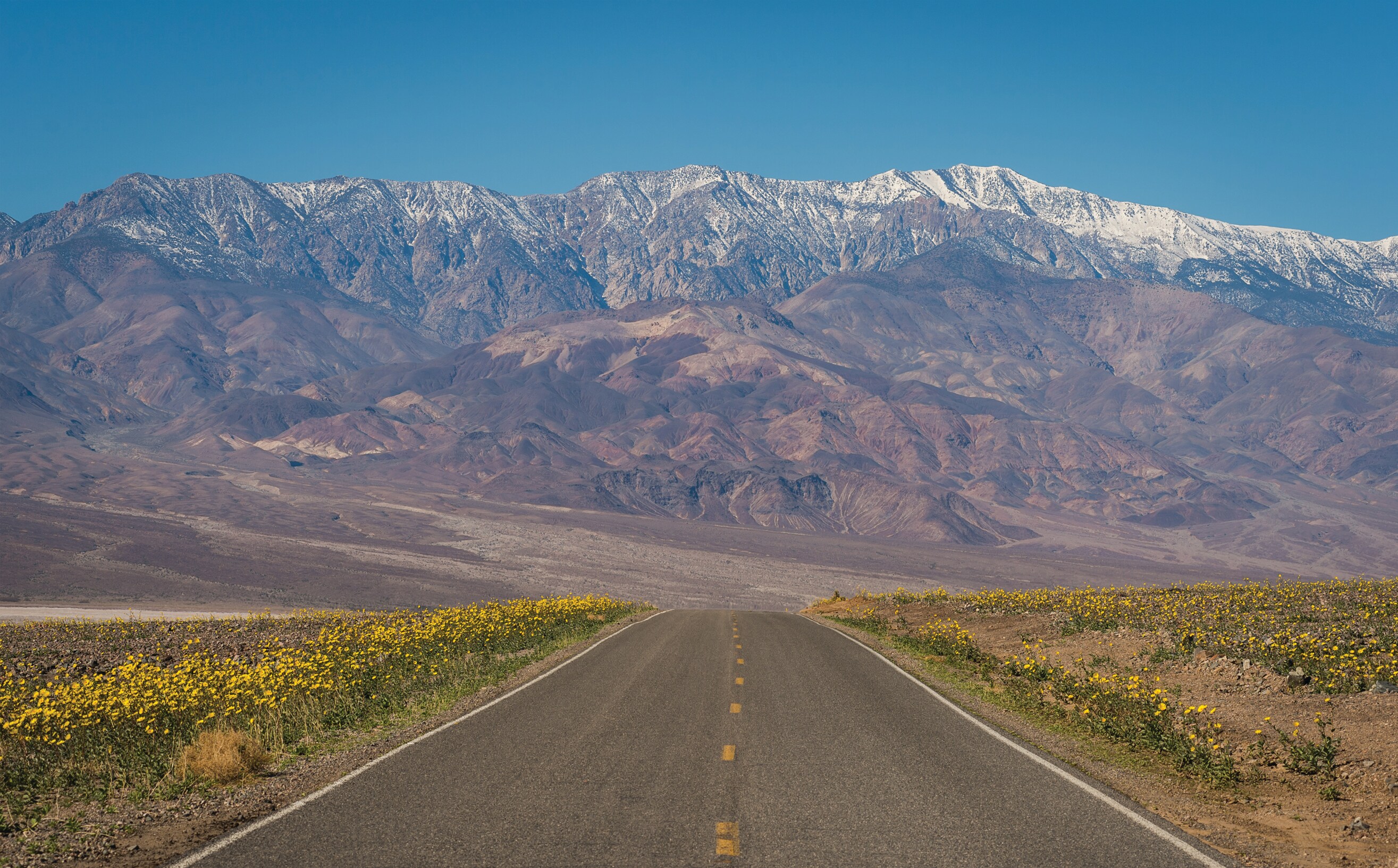 Auf dem Highway durchs Death Valley