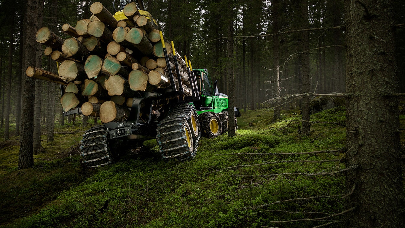 John Deere 1510G Rückezug transportiert Holz im Wald
