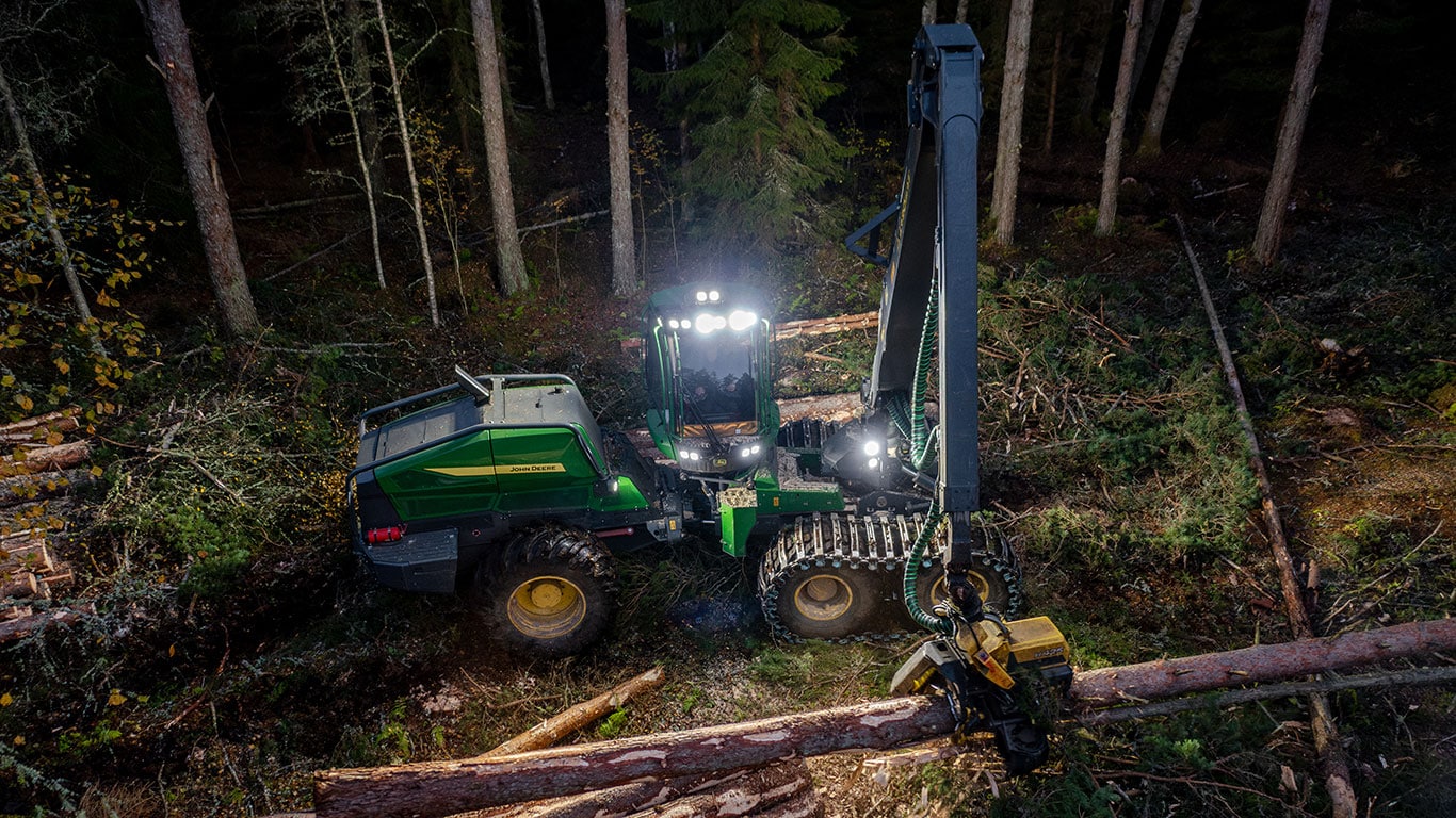 Feldhäcksler im dunklen Wald