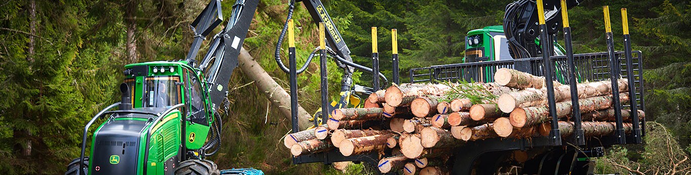 John Deere 1470G Rad-Harvester mit 1910G Rückezug