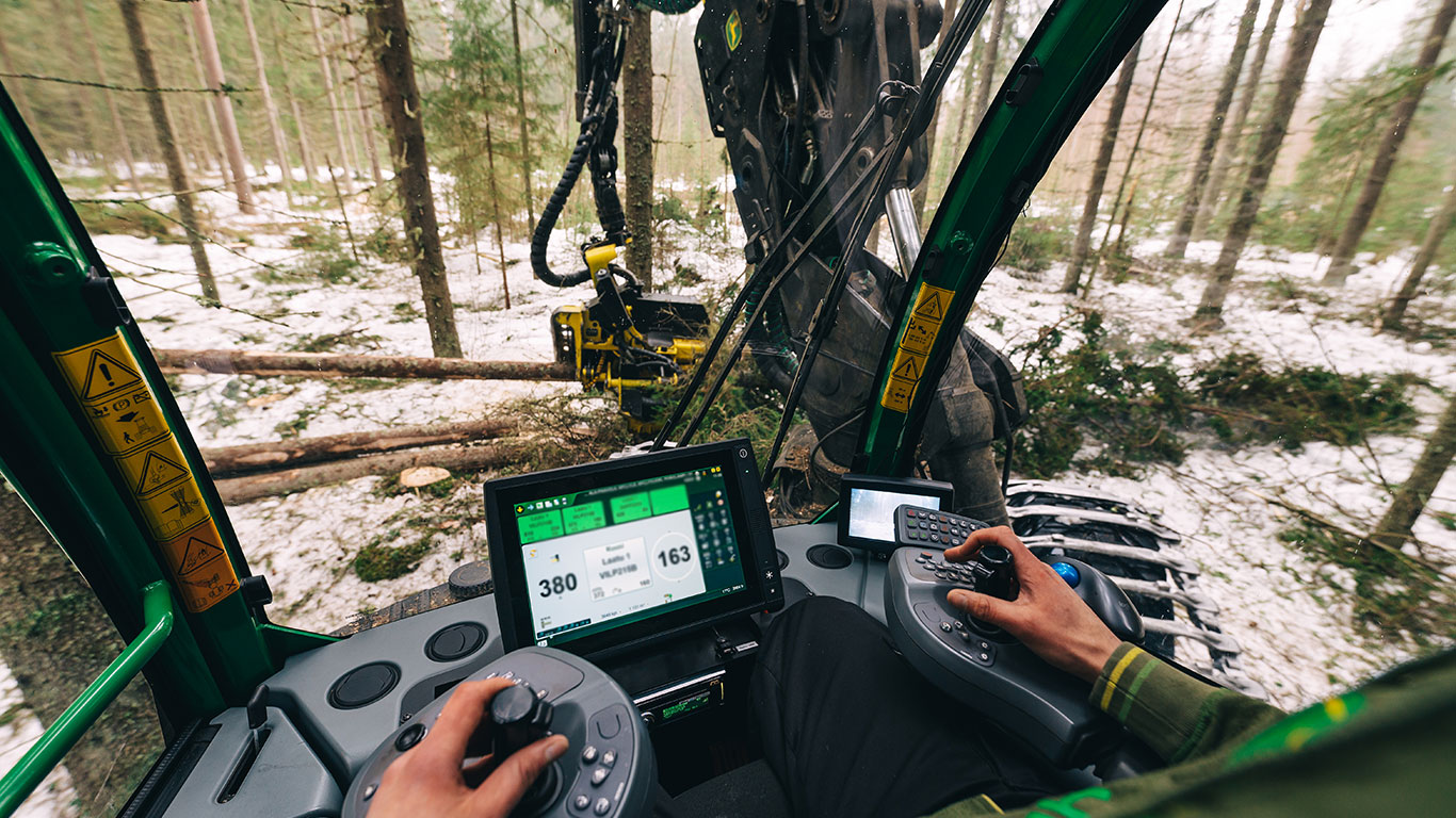 Harvesterfahrer bei der Arbeit