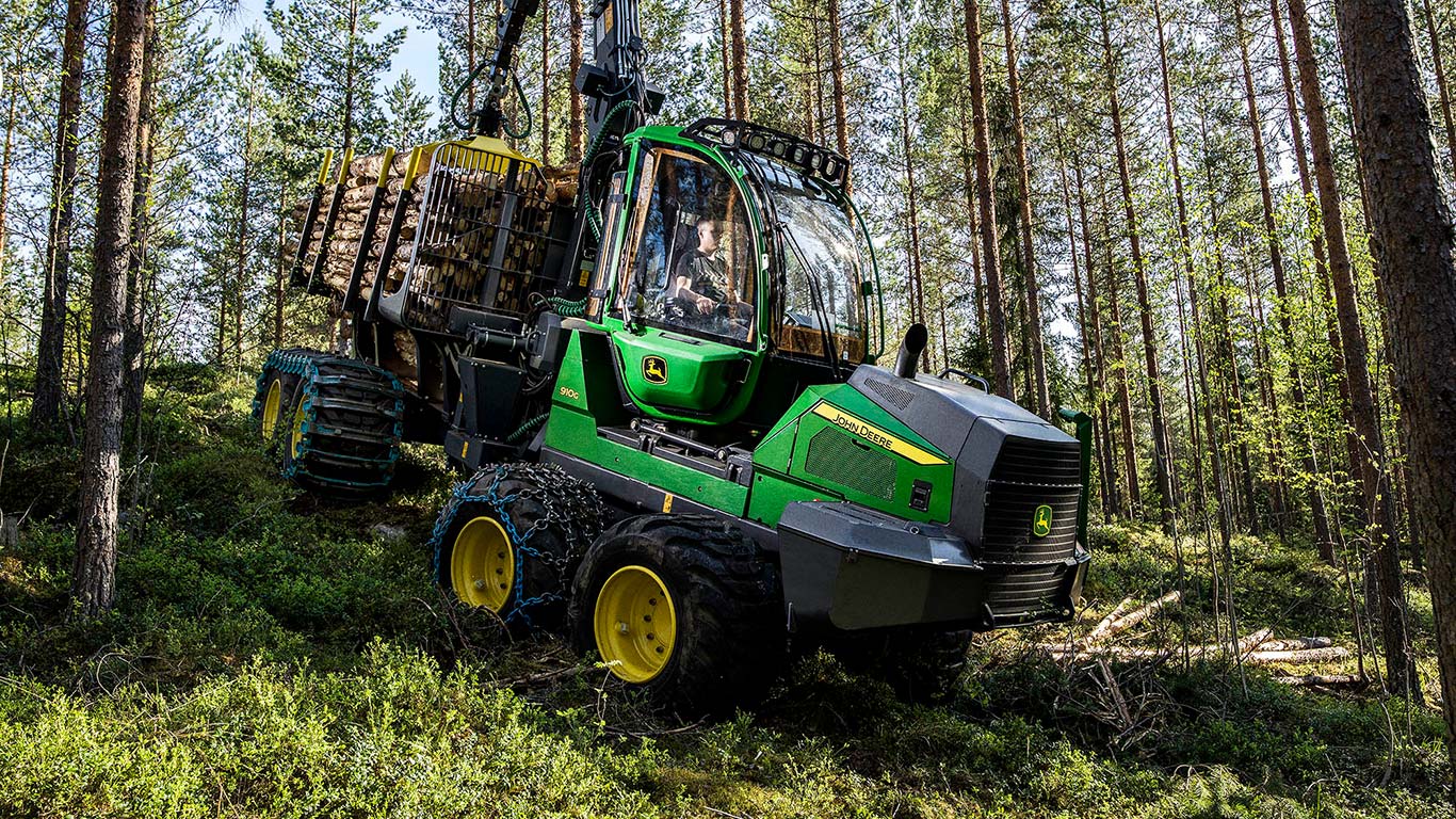 John Deere 910G im Wald