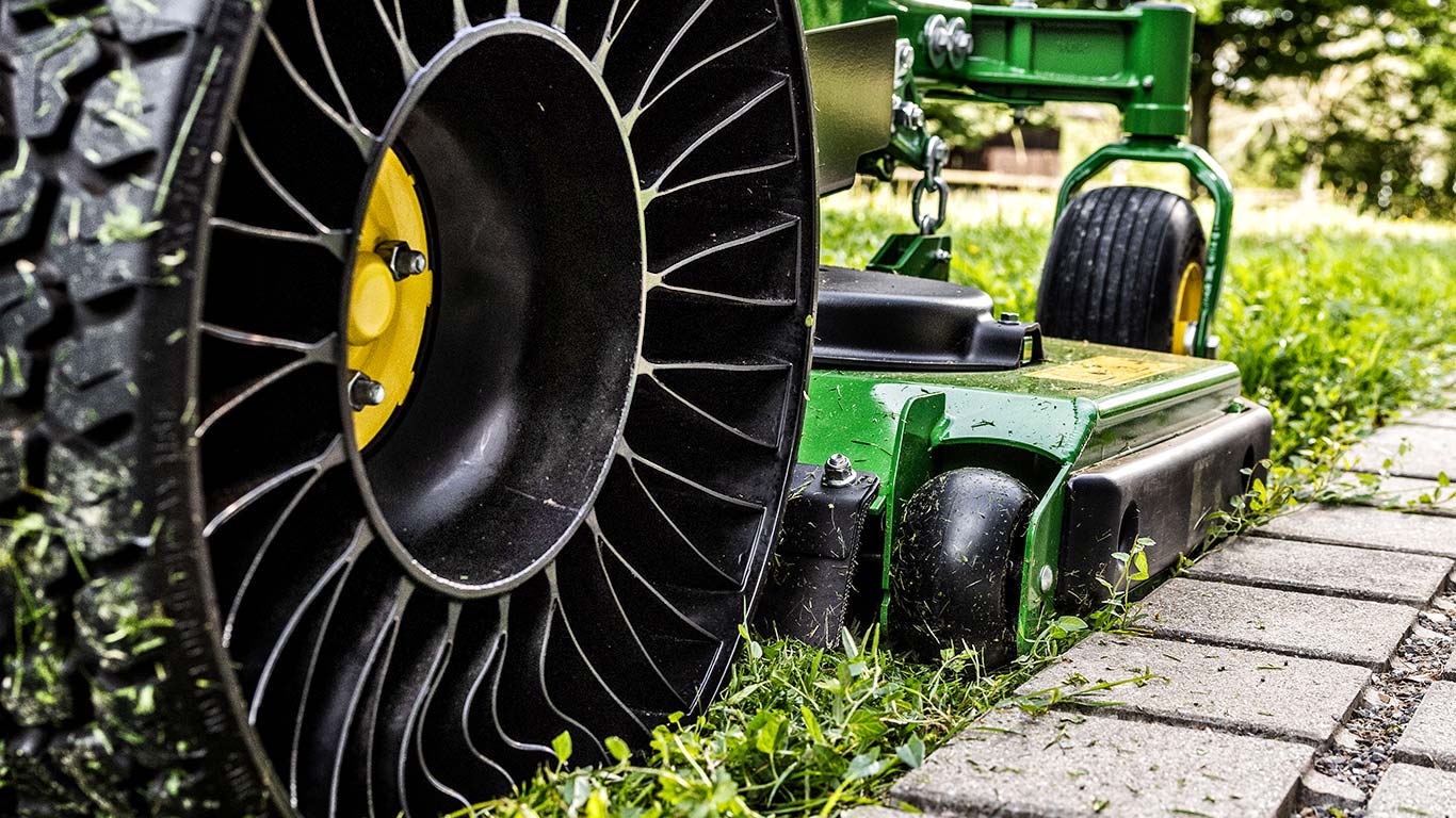 Luftloser Radialreifen Michelin x Tweel Turf (optional)