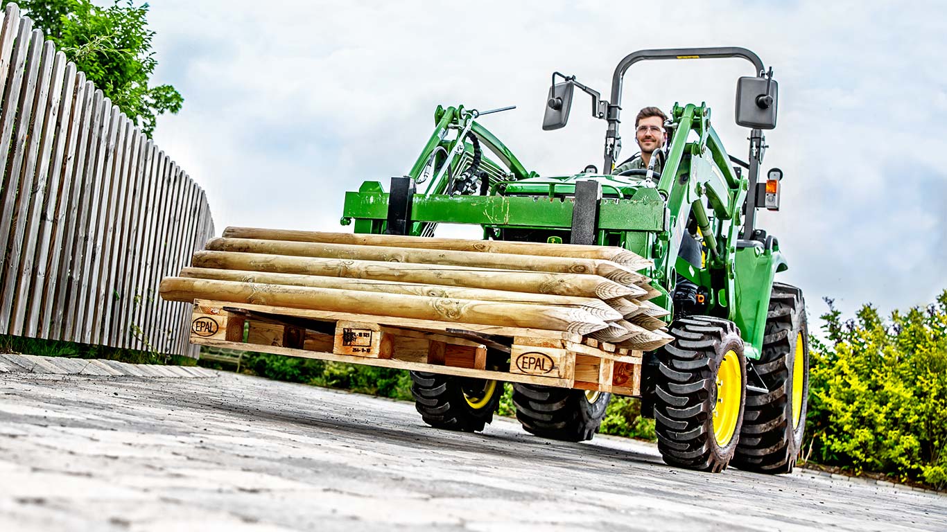 Kompakttraktor mit Frontlader 300E mit mechanischer Parallelführung