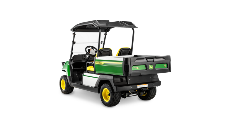 Rückwärtige schräge Ansicht eines John Deere Gator GS Electric Modells mit Ladepritsche und Doppelsitzen unter schwarzem Dach.