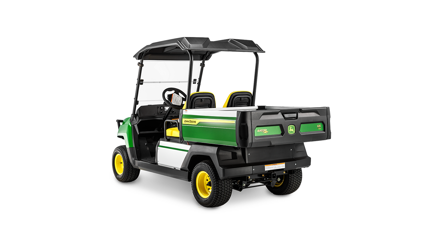 Rückwärtige schräge Ansicht eines John Deere Gator GS Petrol Modells, das Ladepritsche, Doppelsitze und Schutzdach zeigt.