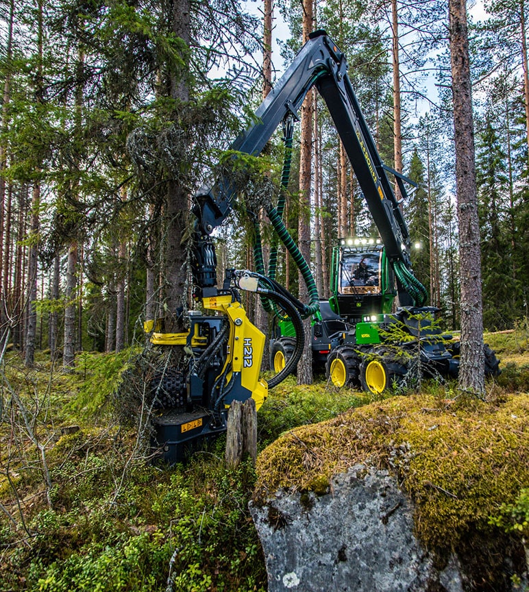 John Deere 1070G mit H212 im Wald