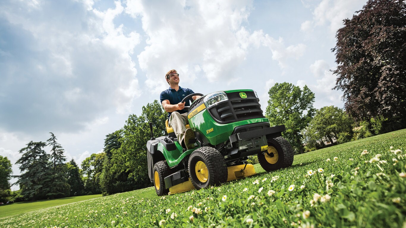 X165 Serie X100 Rasentraktoren John Deere At