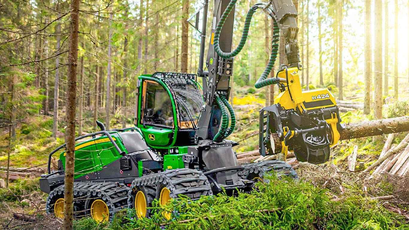 John Deere 1170G/H424 fällt und schneidet einen Baum