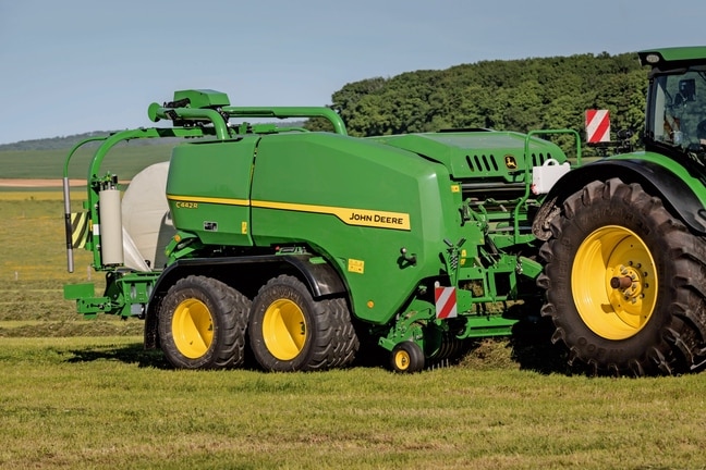 John Deere Kombipresse C442R zur Herstellung von Silageballen mit hoher Dichte